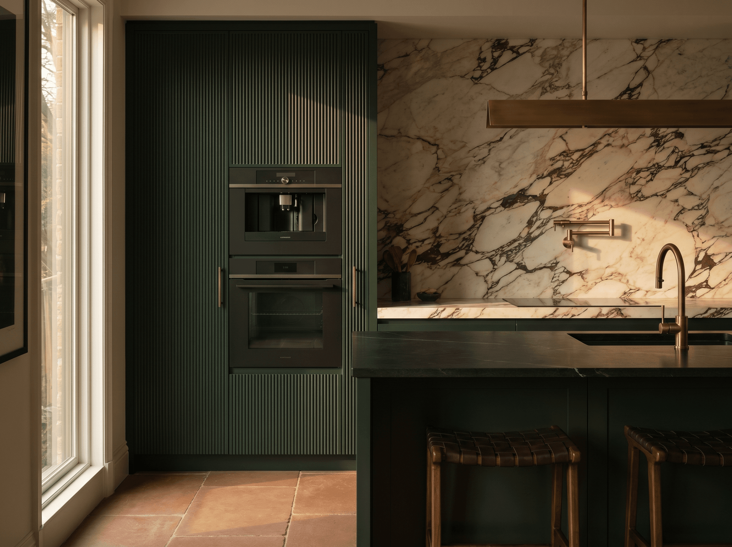 Sfeervolle keukenrender met diepgroene geribbelde kasten, marmer en messing details